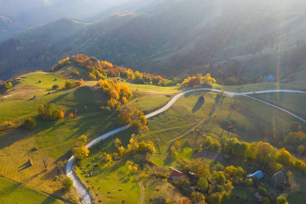 Idylliczne lotnicze Drone strzał jesiennych wzgórz wiejskich — Zdjęcie stockowe