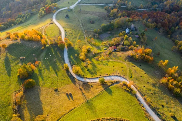 Idyllische antenne drone shot van herfst platteland heuvels — Stockfoto