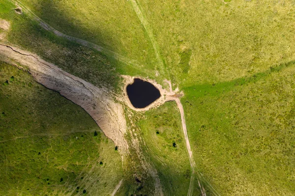 Antenn topputsikt över en damm — Stockfoto
