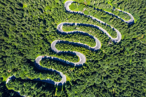 Vista aérea superior de uma estrada sinuosa na floresta verde — Fotografia de Stock