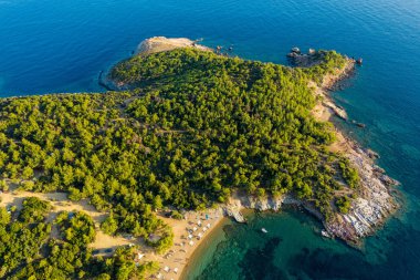 Plaj şemsiyeleri ve şezlongların havadan drone görünümü