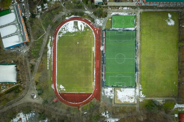 Veduta aerea drone di atletica e campo di calcio — Foto Stock