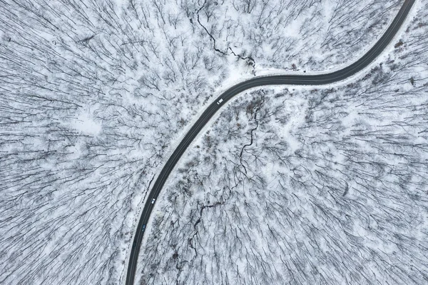 Vista aérea de la carretera forestal de invierno —  Fotos de Stock