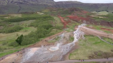 İzlanda 'daki Strokkur geyiği üzerinde uçan 4k yüksekliğindeki insansız hava aracı görüntüsü