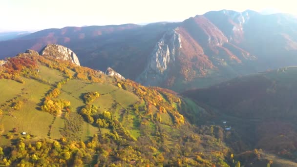 Luftaufnahme Mit Drohnen Flug Über Herbstliche Landschaft Hügel Und Bunten — Stockvideo