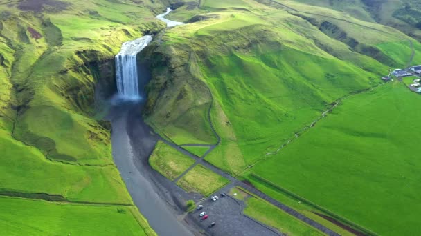 アイスランドのスコガフォス滝の上を飛んで 空中ドローン4Kビュー 活気に満ちた緑のアイスランドの風景 — ストック動画