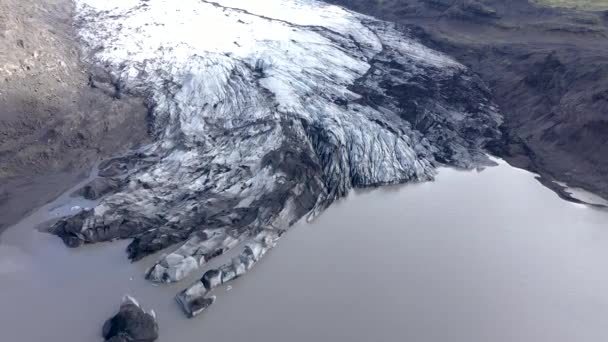 アイスランドの溶解Solheimajokull氷河の空中4Kドローン高角度ビュー 気候変動 氷河の融解 地球温暖化の概念 — ストック動画