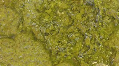 İzlanda 'da uçuşan Eldhraun lavı, havadan 4k açılı insansız hava aracı görüntüsü