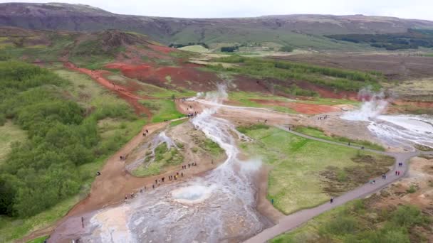 Vliegen Boven Strokkur Geysir Ijsland Luchtfoto Hoge Hoek Drone View — Stockvideo