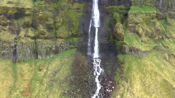 Hoge Hoek Zicht Vanuit Lucht Een Enorme Waterval Ijsland Drone — Stockvideo