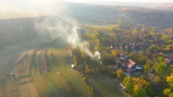 Aerial Drone Kilátás Őszi Vidéki Falu Égő Száraz Fehér Füst — Stock videók