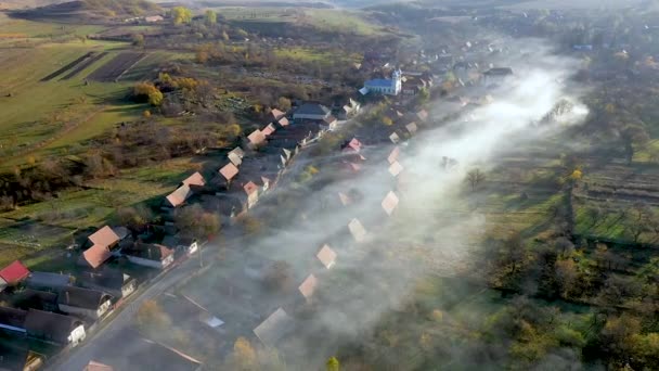 Sorvolando Villaggio Transilvania Veduta Aerea Drone Foschia Mattina Presto Nebbia — Video Stock