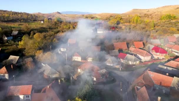 Volando Sobre Pueblo Transilvania Vista Aérea Drones Neblina Niebla Luces — Vídeos de Stock