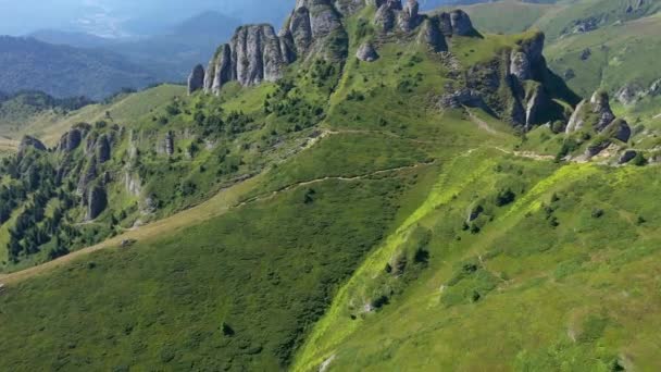 Літаючи Над Оголеними Скелями Горах Сіукас Карпати Румунія — стокове відео