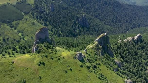 Volando Sobre Acantilados Conglomerados Las Montañas Ciucas Cárpatos Rumania — Vídeos de Stock