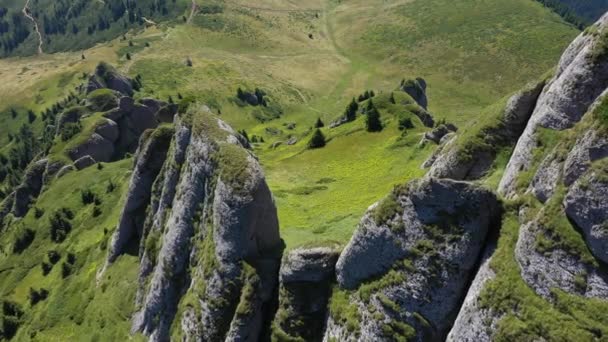 Vliegen Boven Conglomeraatkliffen Het Ciucas Gebergte Karpaten Roemenië — Stockvideo