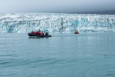 JOKULSARLON, ICELAND - 23 Mayıs 2019: Jokulsarlon buzul gölünde tekne gezisine çıkan turistler 
