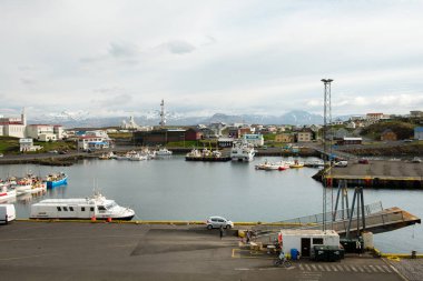 STYKISHOLMUR, ICELAND - 19 Mayıs 2019: Stykkisholmur İzlanda 'nın batı kesiminde yer alan ve her yaz turistler tarafından ziyaret edilen bir liman kentidir.