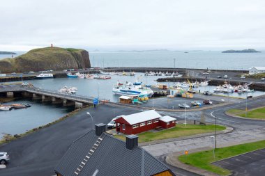 STYKISHOLMUR, ICELAND - 19 Mayıs 2019: Stykkisholmur İzlanda 'nın batı kesiminde yer alan ve her yaz turistler tarafından ziyaret edilen bir liman kentidir.