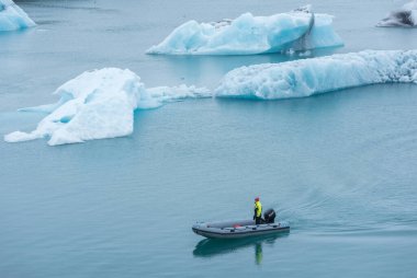 JOKULSARLON, ICELAND - 23 Mayıs 2019 Jokulsarlon buzul gölünde devriye gezen Ranger muhafızları