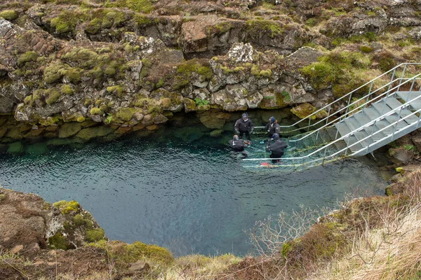 Silfra Island Května 2019 Potápěči Potápěči Připravují Vstup Vody Trhliny — Stock fotografie