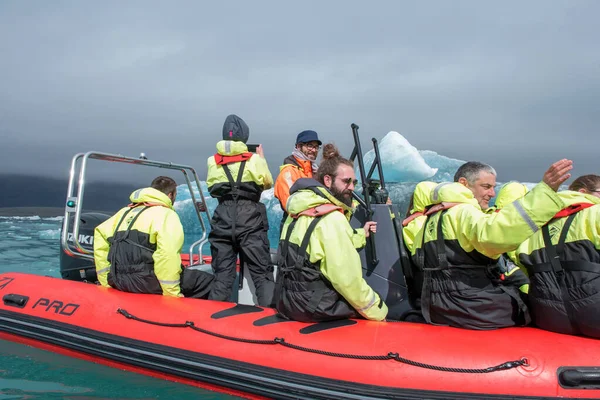 ジョクルサルロン島 アイスランド 2019年5月23日 旅行者はジョクルサルロン氷河ラグーンでボート旅行をする — ストック写真