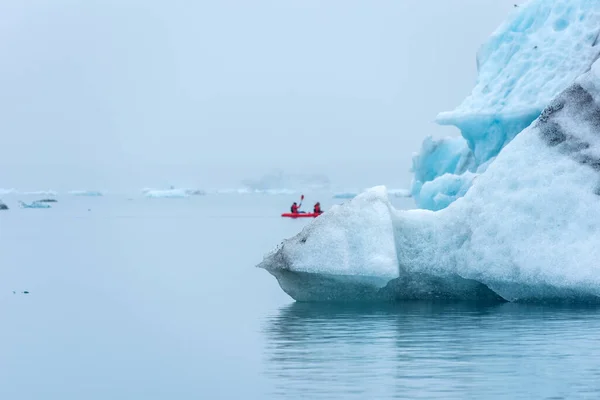 アイスランドのジョクルサルロン 2019年5月22日 氷河の間のジョクルサルロン氷河ラグーンの凍る海でカヤックに乗っている男 — ストック写真