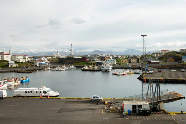 STYKISHOLMUR, ICELAND - 19 Mayıs 2019: Stykkisholmur İzlanda 'nın batı kesiminde yer alan ve her yaz turistler tarafından ziyaret edilen bir liman kentidir.