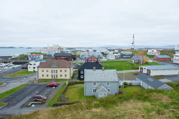 STYKISHOLMUR, ICELAND - 19 Mayıs 2019: Stykkisholmur İzlanda 'nın batı kesiminde yer alan ve her yaz turistler tarafından ziyaret edilen bir liman kentidir.