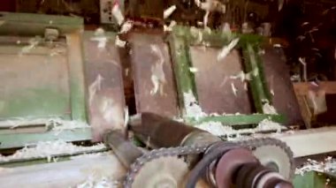 Eski ahşap işçiliği makinesine tahta bir kiriş planlamak ve oymak