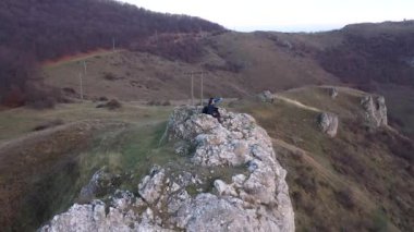  Dağ yamacında dinlenen bir çiftin üzerinde uçmak. Havadan 