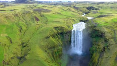 Skogafoss, İzlanda 'nın ünlü çevre yolu şelalesi. Görkemli doğa harikasının hava aracı görüntüsü 