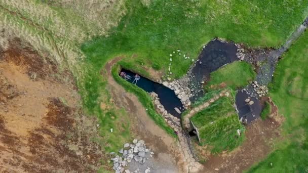 Hrunalaug Islandia Mayo 2019 Turistas Identificados Tomando Baño Piscina Termal — Vídeo de stock