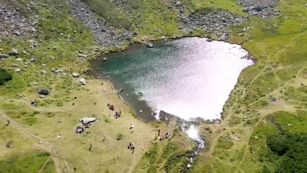 在罗马尼亚东喀尔巴阡山脉Iezer冰川湖上空飞行 — 图库视频影像