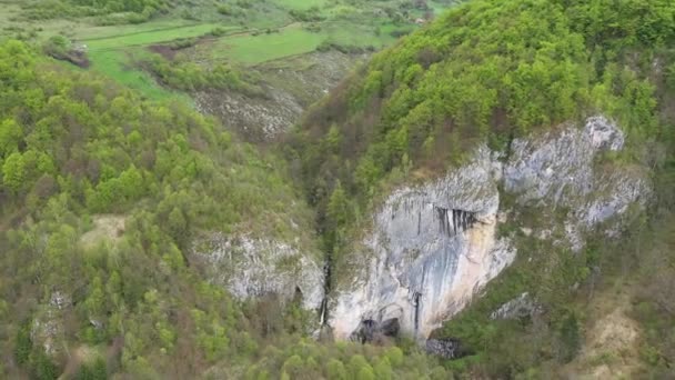 Voando Acima Uma Cachoeira Grande Entrada Caverna Roménia — Vídeo de Stock