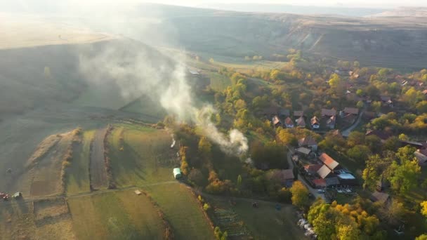 Volando Por Encima Del Pueblo Rural Otoño Con Hierba Seca — Vídeos de Stock