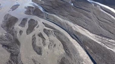 İzlanda 'nın buzul nehir sisteminin insansız hava aracı görüntüsü