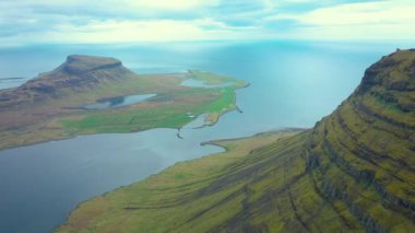 Kirkjufell dağının üzerinden uçarken Snaefellsnes yarımadasındaki muhteşem İzlanda simgelerinden biri 