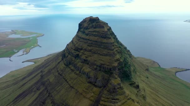 Voando Sobre Montanha Kirkjufell Dos Magníficos Marcos Islândia Península Snaefellsnes — Vídeo de Stock