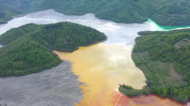 Madencilik Kimyasal Kalıntılarıyla Dolu Bir Gölün Üzerinde Uçmak Altın Madeninden — Stok video