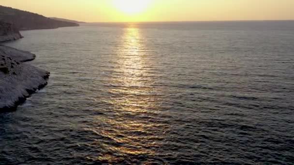 Voando Sobre Mar Durante Nascer Sol Perto Costa Rochosa Ilha — Vídeo de Stock