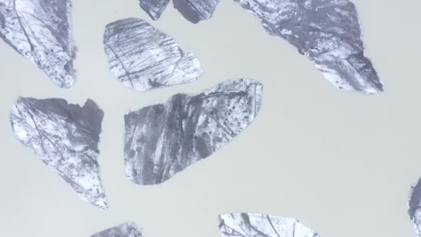 Вид Сверху Вниз Беспилотником Над Айсбергами Плавающим Лагуне Джоколсарлон — стоковое видео