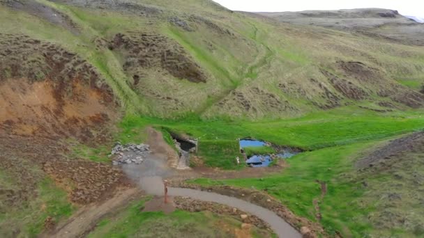 Hrunalaug Iceland Maio 2019 Turistas Não Identificados Tomando Banho Piscina — Vídeo de Stock
