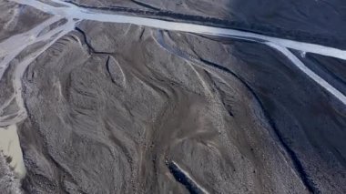 İzlanda 'nın buzul nehir sisteminin insansız hava aracı görüntüsü