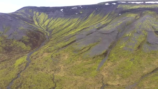 화산지대 날면서 아이슬란드에서 용암층 활발하게 흐르는 — 비디오