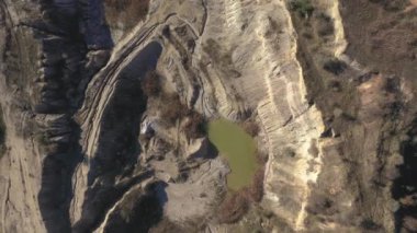 Terk edilmiş ve sular altında kalmış çukur alçıtaşı madeni, taş ocağı, kirli gölet manzarası.