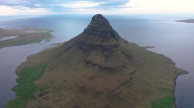 Kirkjufell dağının üzerinden uçarken Snaefellsnes yarımadasındaki muhteşem İzlanda simgelerinden biri 