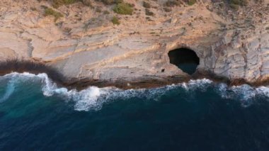 Yunanistan 'ın Thassos adasının deniz ve kayalık kıyı şeridi yakınlarındaki Giola lagününün üzerinde uçan hava manzarası