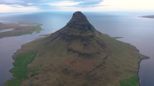 カークジュフェル山を飛びます スナフェルスネス半島のアイスランドの壮大なランドマークの一つ — ストック動画