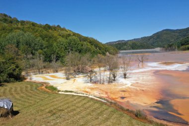 İHA ile sürahi gölündeki bakır madenciliği kalıntılarının hava görüntüsü